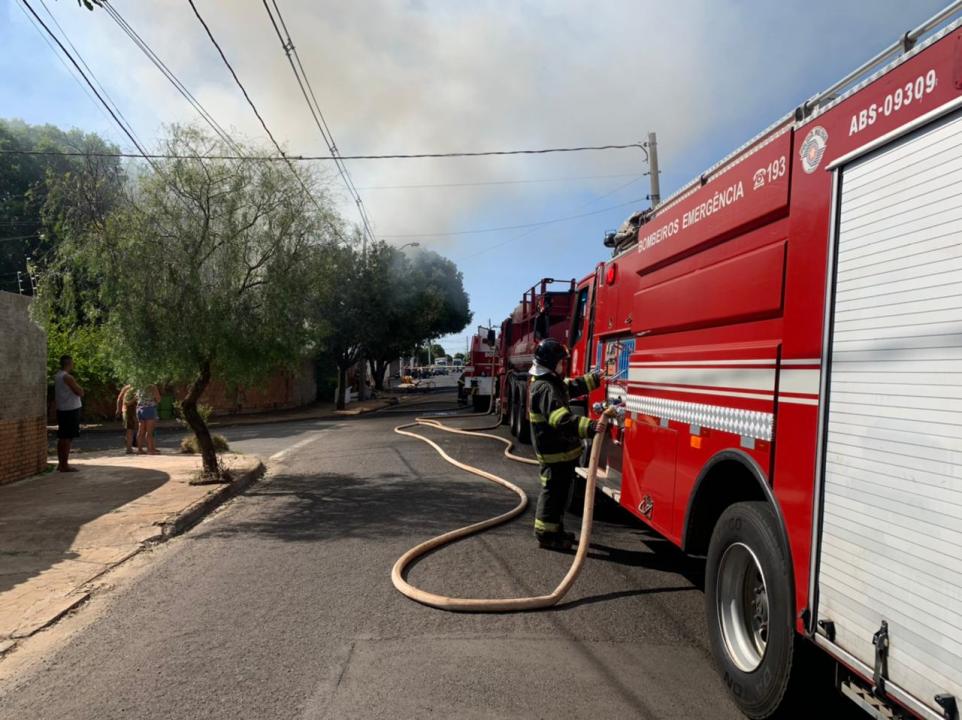 Foto 2 de 5 — Casa pega fogo no Selmi Dei e bombeiros tentam apagar o incêndio